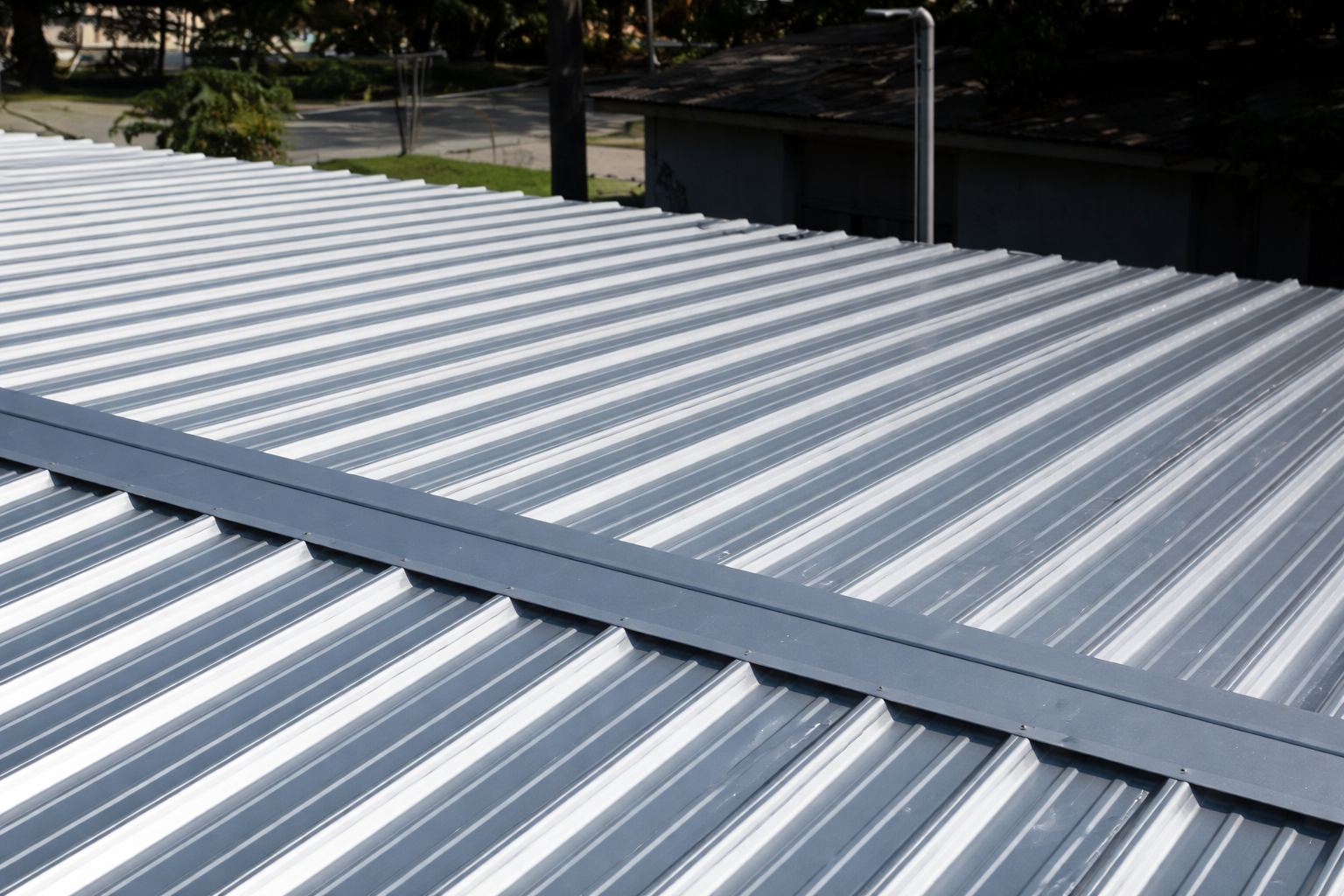 Кровельный профнастил ММ35 на коммерческом объекте в Ленинградской области